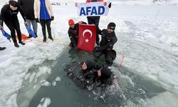 Ardahan'da Akademisyen ve öğrenciler dondurucu soğukta buzla kaplı Çıldır Gölü'ne daldı