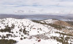 Beyaz örtü içinde Salda Gölü manzaralı kayak keyfi