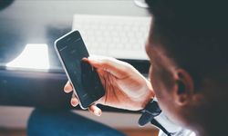 Boş Zaman Sandığımız Dijital Tuzak: Beynimiz Nasıl Yavaş Yavaş Köreliyor?