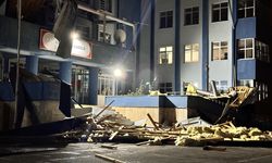 Düzce'de kuvvetli rüzgarda çatısı uçan lisede eğitime ara verildi