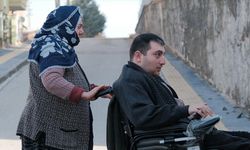 Fedakar anne hayatını adadığı engelli oğlunun eli ayağı oluyor