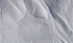 Hakkari'de rüzgarın etkisiyle karda oluşan dalgalı desenler şaşırttı