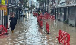 İzmir'de kuvvetli sağanak nedeniyle bazı iş yerlerini su bastı