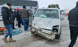 Malatya'da hafif ticari araç ve otomobilin çarpıştı: 2 kişi yaralandı
