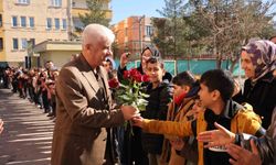 43 yılda yüzlerce öğrenci yetiştirdi, çiçek ve alkışlarla emekli oldu