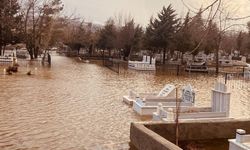 Adıyaman'da Mezarlık sular altında kaldı