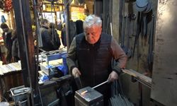 Ateş başında 60 yıldır demir dövüyor