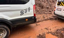 Batman'da Heyelanda çamura saplanan okul taşıtı köylülerce kurtarıldı