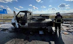 Batman'da seyir halindeki kamyonet alev aldı