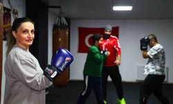 Elazığ'da 47 yaşındaki hemşire anne çocuklarıyla birlikte eldiven giyip ringe çıktı