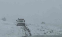 Elazığ'da kar yağışında mahsur kalan araç kurtarıldı