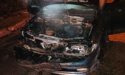 Elazığ’da Park Halindeki Otomobil Motor Kısmından Alev Aldı