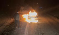 Elazığ'da Seyir halindeki otomobil yanarak kullanılamaz hale geldi