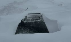 Kar kalınlığı 2 metreyi buldu, araçlar kara gömüldü