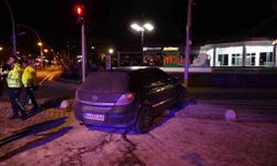 Malatya'a hafif ticari araçla çarpışan otomobil kaldırıma çıkarak durabildi: 1 yaralı