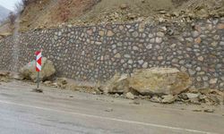 Malatya’da Heyelan Paniği: Dev Kayalar Trafiği Aksattı