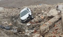 Malatya’da Korku Dolu Anlar: Otomobil Direğe Çarpıp Kayalıklara Uçtu!