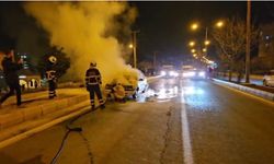 Mardin'de seyir halindeki otomobil alevlere teslim oldu