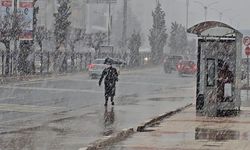 Meteoroloji 13. Bölge Müdürlüğü Uyarmıştı: Elazığ’da Lapa Lapa Kar Yağışı Başladı