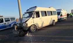 Şanlıurfa'da tarım işçilerini taşıyan minibüs direğe çarptı: 15 yaralı