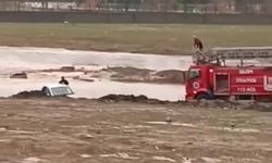 Şırnak Silopi'de otomobille suda mahsur kalan 2 kişi kurtarıldı