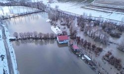 Sivas'ta eriyen kar suları taşkınlara sebep oldu, evler ve yollar sular altına kaldı