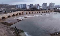 Sivas'ta Eriyen kar suları, Türkiye'nin en uzun ırmağı olan Kızılırmak'ı coşturdu