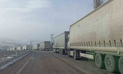 Sivas'ta tipi ulaşımı aksattı, kilometrelerce tır kuyrukları oluştu