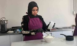 Siverek'te aşçılık kursuna giden kadınlar yöresel yemekler yapıp sofraları süslüyor