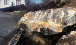 Tunceli'de dev kaya parçası evin çatısına düştü