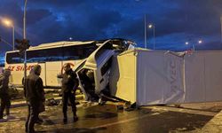 Yolcu otobüsü ile kamyonet çarpıştı: 5 yaralı