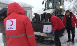 Yolda kalan Kızılay ekibi hasta yatağını kepçeyle ulaştırdı