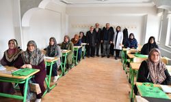 Yeşilyurt'ta Azmin Zaferi! 'Artık Tabelaları Okuyabiliyoruz' Diyerek Belgelerini Aldılar