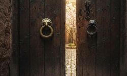 Malatya’da o kapıyı çalanın kim olduğu sesinden anlaşılıyordu! İki tokmağın ardındaki asırlık nezaket...