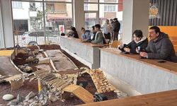 Bu kafenin müşterileri, minyatür inşaat sahasında iş makineleriyle oynuyor