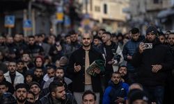 Filistinliler, Bayram Namazını İsrail Tarafından Kapatılan Mescid-i Aksa'nın Çevresinde Kıldı