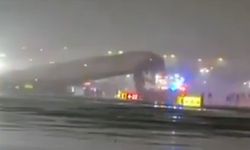 New York'ta Uçak İniş Yaparken İtfaiye Aracına Çarptı