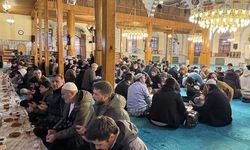 Tarihi camide yıllardır 'Ümmet İftarı' aynı sofrada buluşturuyor