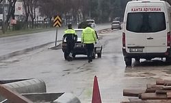 Adıyaman'da Yolda Kalan Sürücüye Polis Yardım Etti