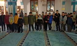 Çocuklardan ‘Kabe’de Hacılar Hu Der Allah’ İlâhisi