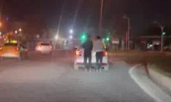 Diyarbakır'da Patenli Gençler Tehlikeli Bir Yolculuk Yaptı