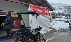 Engelli çocuğu için akülü sandalyeyi arabaya çevirdi