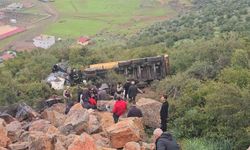 Gaziantep'te Uçuruma Yuvarlanan Kamyon Sürücüsü Hayatını Kaybetti