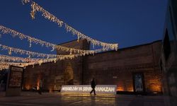 Kayser Hunat Cami ışıklarla donatıldı