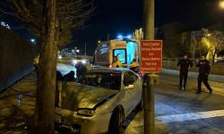 Kayseri'de Kaldırıma Çıkan Otomobil Ağaca Çarptı: Yaralılar Var