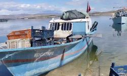 Keban Baraj Gölü’nde balıkçılar av yasağıyla teknelerini karaya çekti