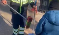 Küçük Oğluyla Omuz Omuza Çalışan Temizlik İşçisi Yürekleri Isıttı