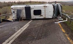 Mardin'de Mazıdağı-Derik Karayolunda Minibüs Devrildi