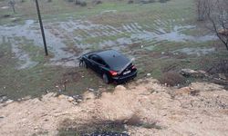 Mardin'de şarampole yuvarlanan otomobildeki 2 kişi yaralandı
