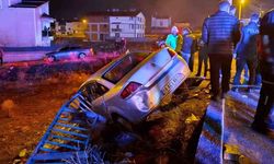 Sivas'ta otomobil bariyere çarptı: 1'i ağır, 2 kişi yaralandı